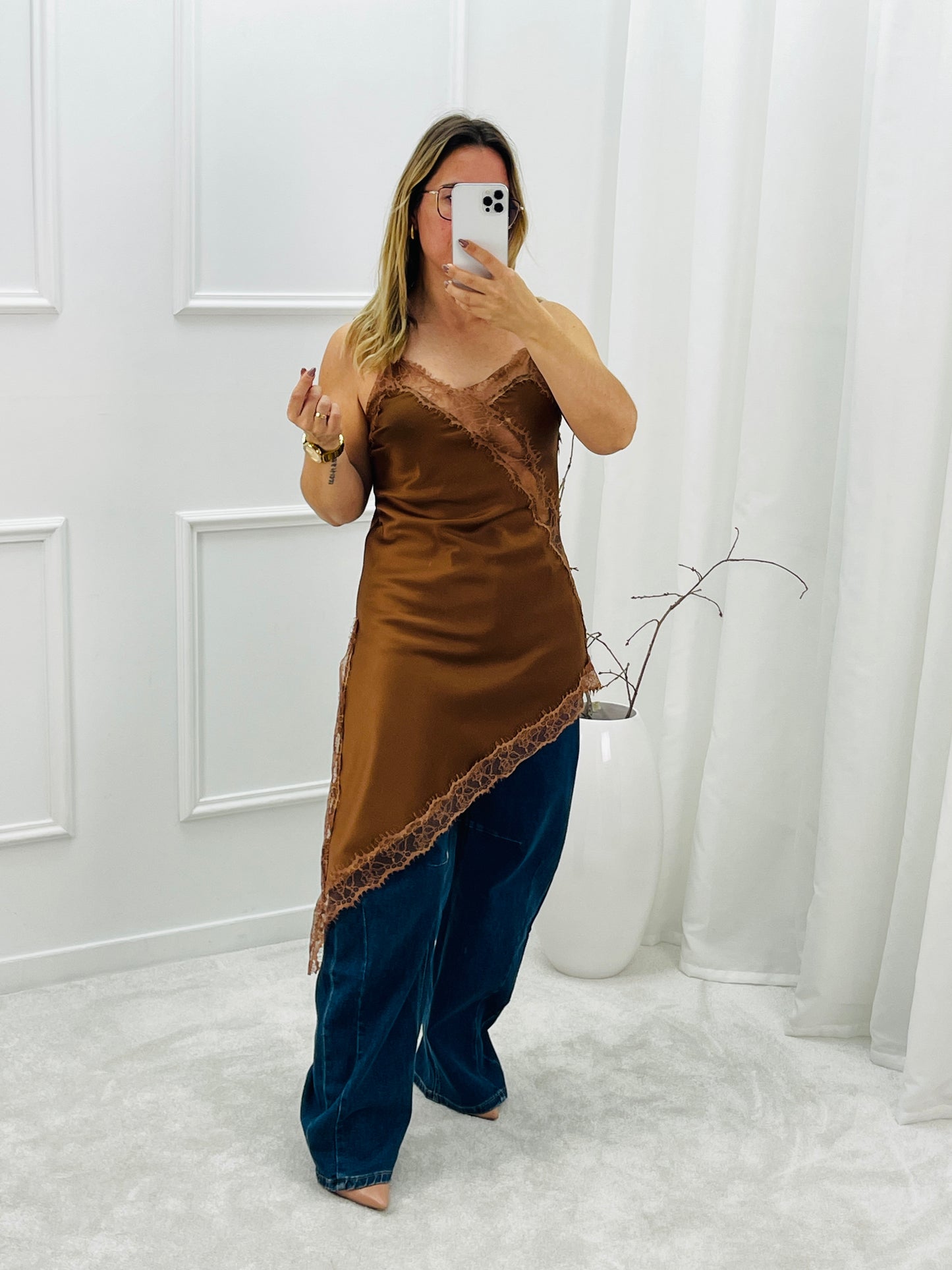 VESTIDO ASSIMETRICO COM RENDA CAMEL