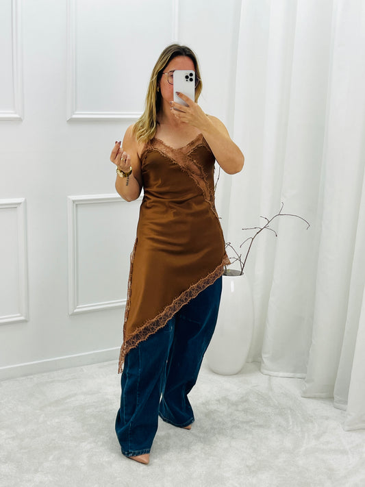 VESTIDO ASSIMETRICO COM RENDA CAMEL