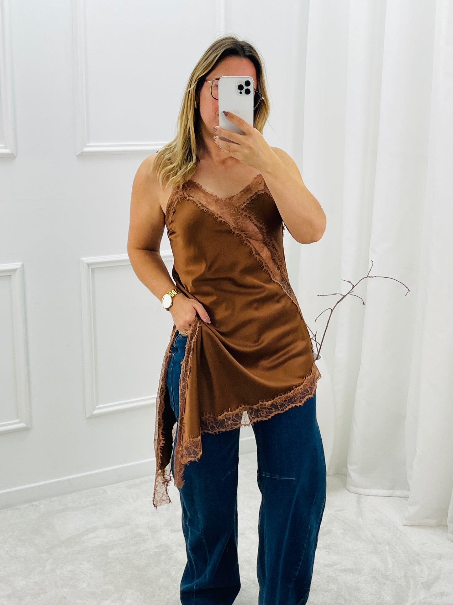 VESTIDO ASSIMETRICO COM RENDA CAMEL