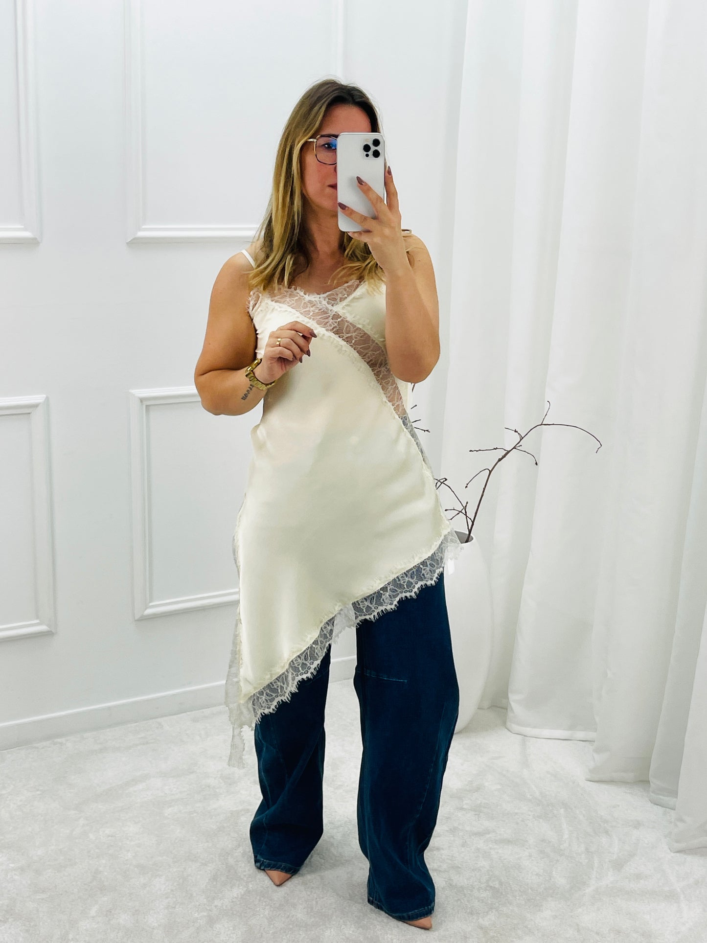 VESTIDO ASSIMETRICO COM RENDA PEROLA