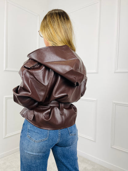 CASACO CASTANHO EM  ECOPELE COM CINTO EM BRILHO