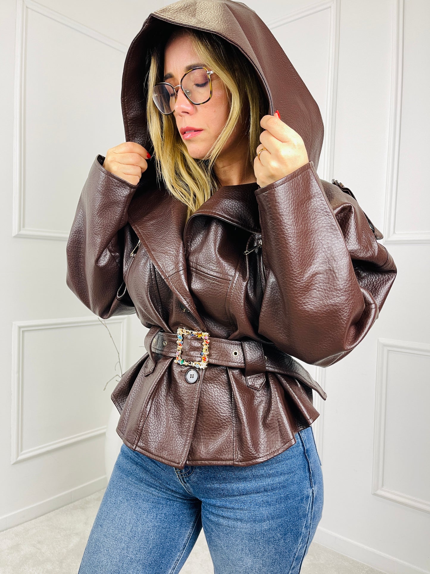 CASACO CASTANHO EM  ECOPELE COM CINTO EM BRILHO