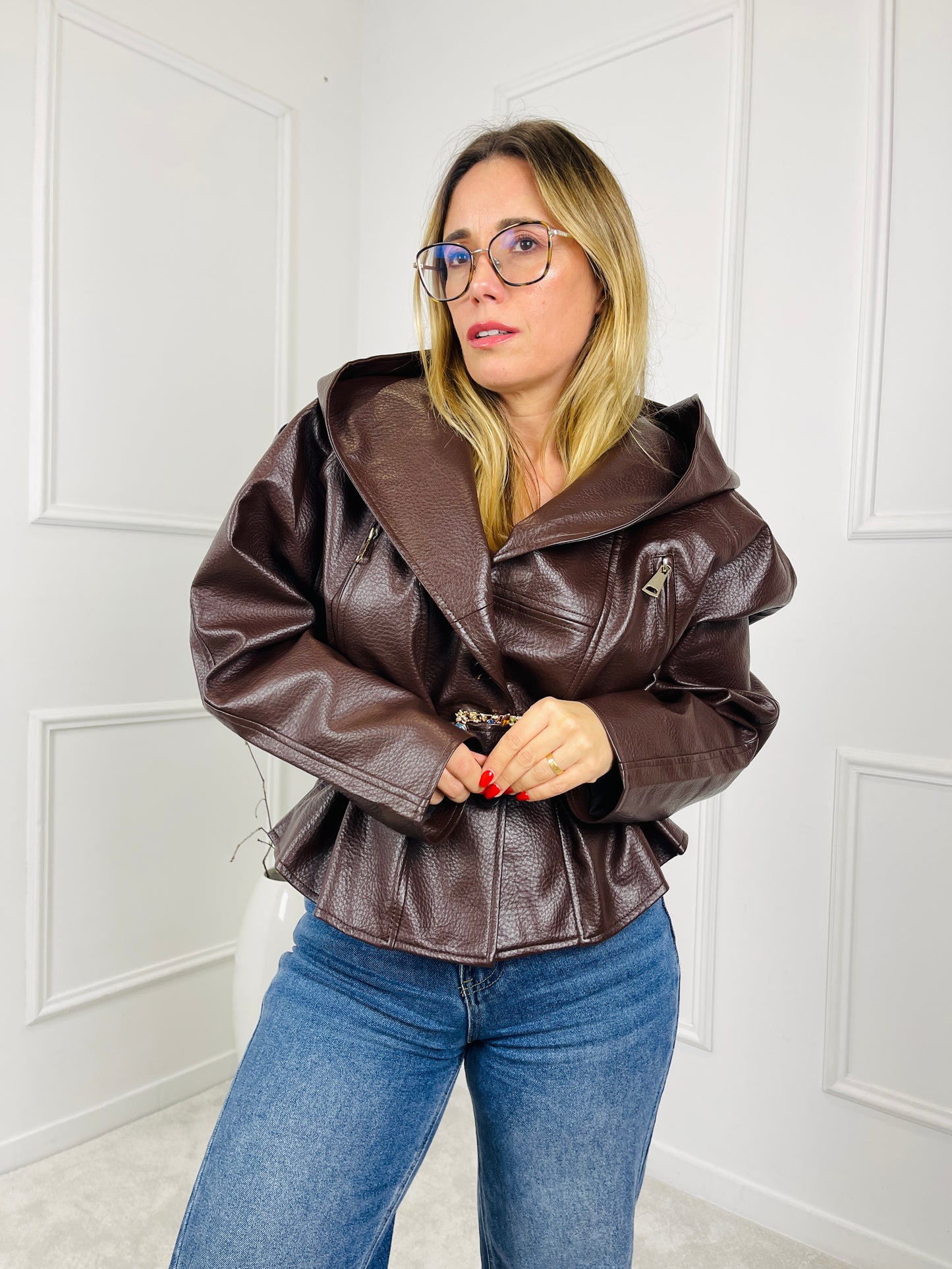 CASACO CASTANHO EM  ECOPELE COM CINTO EM BRILHO