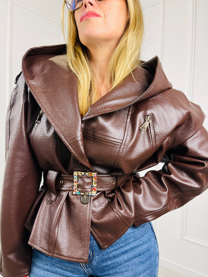 CASACO CASTANHO EM  ECOPELE COM CINTO EM BRILHO