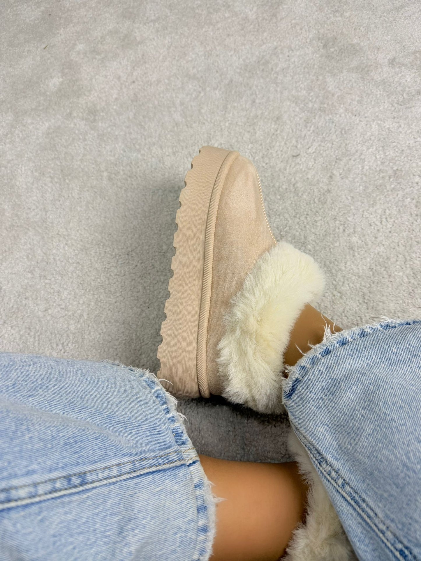 PANTUFA BEGE COM PELO