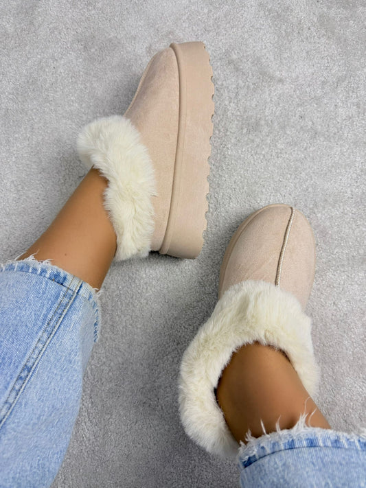 PANTUFA BEGE COM PELO