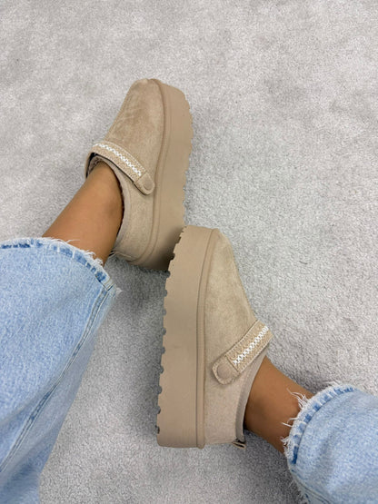 PANTUFA BEGE COM DETALHE BORDADO