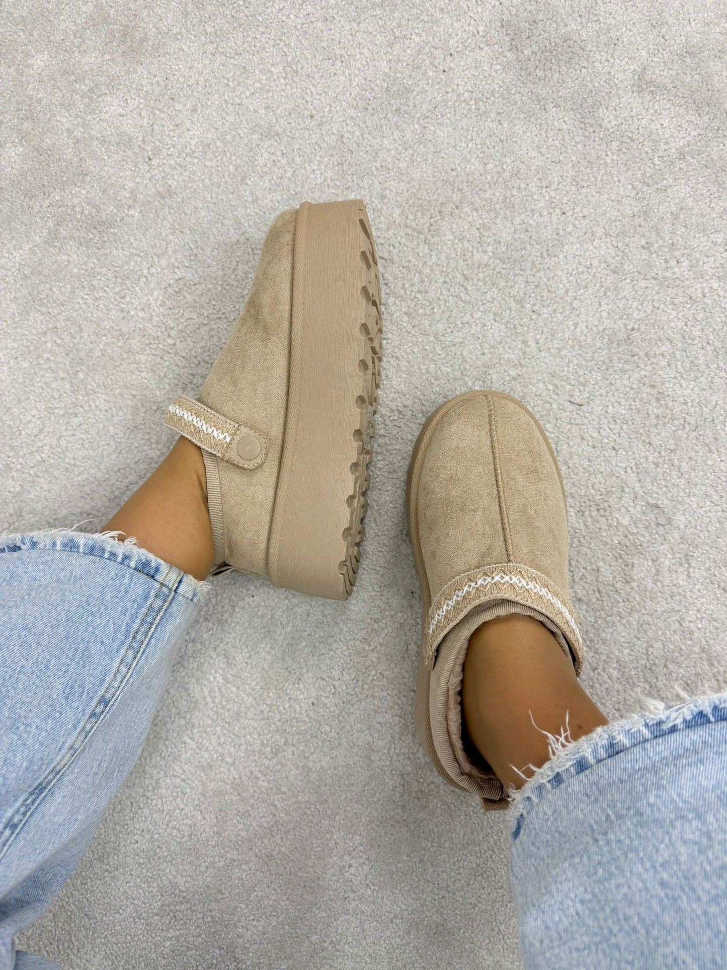 PANTUFA BEGE COM DETALHE BORDADO