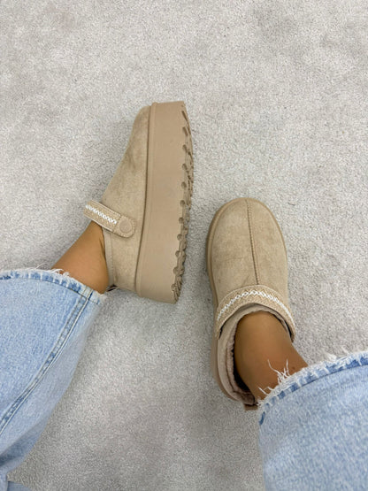 PANTUFA BEGE COM DETALHE BORDADO